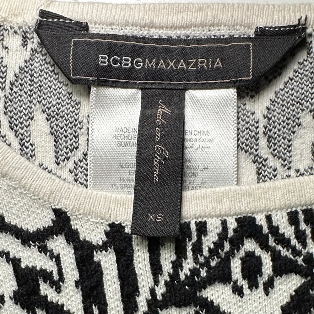 BCBGMaxAzria Black and White Floral Patterned Knit Crop Top - Picture 4 of 6
